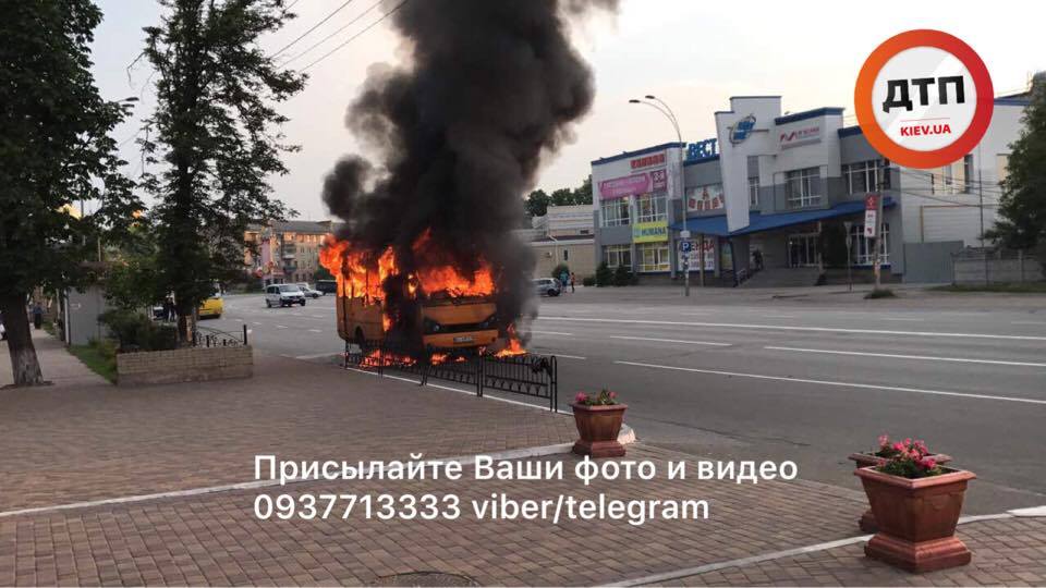 В Броварах на ходу загорелась маршрутка с десятью пассажирами